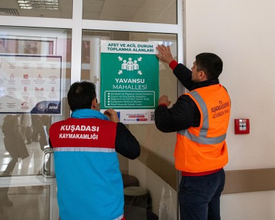 KUŞADASI’NDA AFET TOPLANMA ALANLARI İLE İLGİLİ AFİŞLİ BİLGİLENDİRME