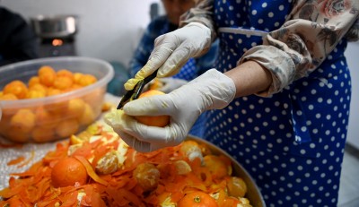 CITRUS FRUIT IS SWEETENED IN THE HANDS OF WOMEN FROM KUSADASI
