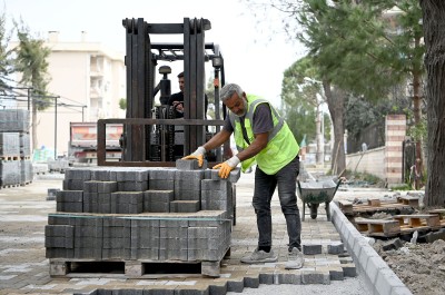 KUŞADASI BELEDİYESİ EKİPLERİ YOL YAPIM MESAİSİNİ 3 MAHALLEDE SÜRDÜRÜYOR