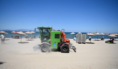 KUŞADASI PLAJLARINA SON MODEL KUM TEMİZLEME ARACI