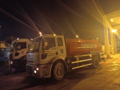 KUŞADASI BELEDİYESİ’NDEN SEFERİHİSAR’DAKİ YANGINLA MÜCADELEYE GECE DESTEĞİ