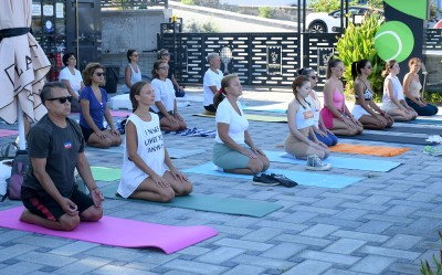 KUŞADASI BELEDİYESİ’NİN ÜCRETSİZ YOGA DERSLERİ BAŞLADI