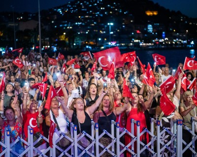 KUŞADASI’NDA ZAFER BAYRAMI COŞKUSU ‘SENFOROCK’ KONSERİ İLE ZİRVE YAPTI