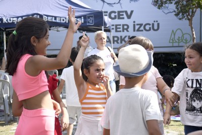 ÇOCUKLAR UNUTULMAYA YÜZ TUTAN SOKAK OYUNLARIYLA DOYASIYA EĞLENDİ