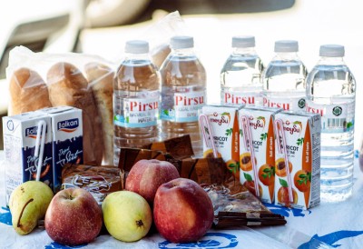 ÖĞRENCİLERİN BESLENME ÇANTALARINI BU YIL DA KUŞADASI BELEDİYESİ DOLDURUYOR