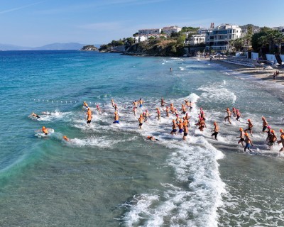 KUŞADASI’NDA KULAÇLAR OTİZMLİ ÇOCUKLAR İÇİN ATILDI
