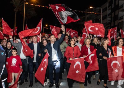 KUŞADASI'NDA CUMHURİYET COŞKUSU GECEYE TAŞINDI