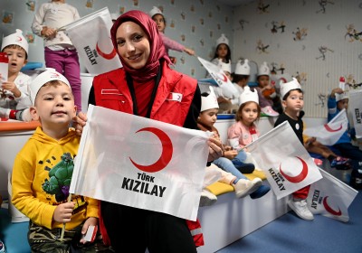 KUŞADASI BELEDİYESİ ÇOCUK GELİŞİM MERKEZİ’NDE MİNİKLERE ‘KIZILAY’ ANLATILDI