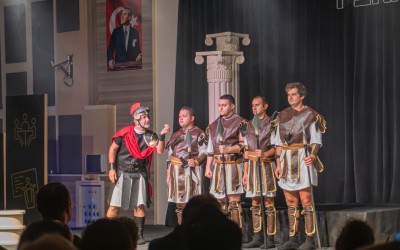 KUŞADASI BELEDİYE TİYATROSU’NDA PERDE ‘KADINLARIN SAVAŞI’ İLE AÇILDI