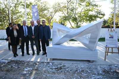 KUŞADASI’NDA MERMER BLOKLAR ‘ADALET’ TEMASIYLA ŞEKİLLENDİ