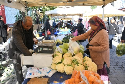 YEREL ÜRETİCİ SERGİSİNİN TEZGÂHLARI KIŞA ÖZGÜ SEBZE VE MEYVELERLE DOLDU