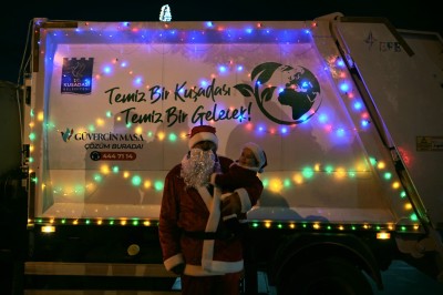 YENİ YILDA NOEL BABA’DAN ÇOCUKLARA ŞEKER, BÜYÜKLERE ÇEVRE MESAJI