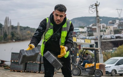 İKİÇEŞMELİK MAHALLESİ’NİN YENİ YOLLARI YÜKLENİYOR