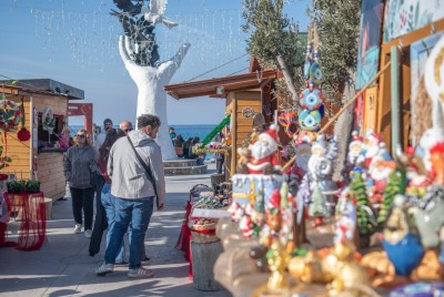 KUŞADASI’NDA RENGARENK GÖRÜNÜMÜYLE YILBAŞI PAZARI KURULDU