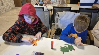 MİNİKLER KENDİ YAPTIKLARI KUKLALARLA HAYAL DÜNYASINA YOLCULUK YAPTI