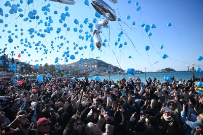KUŞADASI’NDA SEVİNÇ BALONLARI SMA’LI TEOMAN BEBEK İÇİN UÇURULDU