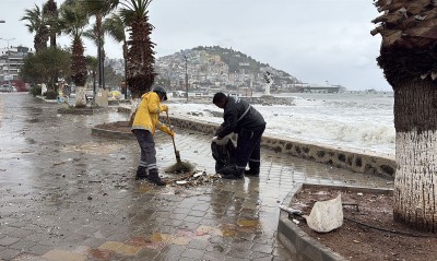 KUŞADASI BELEDİYESİ’NDEN SAĞANAK VE FIRTINA MESAİSİ