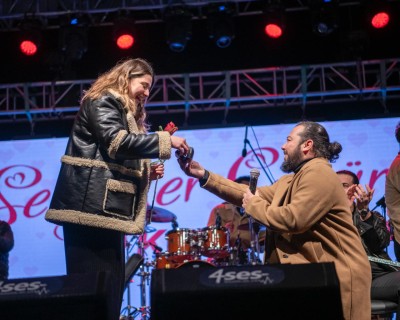 KUŞADASI’NDA SEVGİLİLER GÜNÜ EVLENME TEKLİFİYLE TAÇLANDI