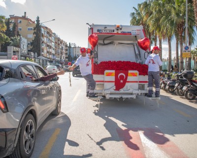 KUŞADASI'NDA ÇÖP KAMYONU SEVGİ DAĞITTI