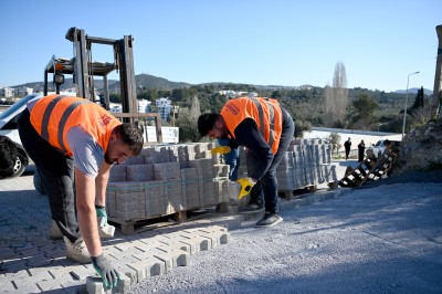 KUŞADASI BELEDİYESİ’NDEN KENT GENELİNDE KESİNTİSİZ YOL MESAİSİ