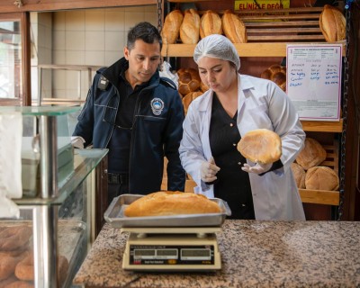 KUŞADASI BELEDİYESİ’NDEN EKMEK FIRINLARINA HİJYEN VE GRAMAJ DENETİMİ