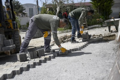 KUŞADASI'NDA SEZON MESAİSİ: BELEDİYE YOL TAMİRATLARINA HIZ VERDİ