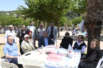 KUŞADASI’NDA DOSTLUK VE DAYANIŞMA PİKNİĞİ: “CANLAR ANNELER GÜNÜ İÇİN BİR ARAYA GELDİ”
