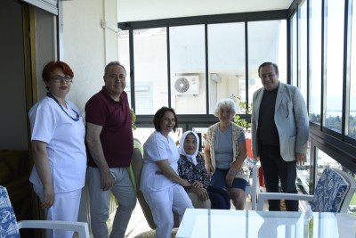 KUŞADASI BELEDİYESİ’NDEN ASIRLIK ÇINARA ANNELER GÜNÜ SÜRPRİZİ