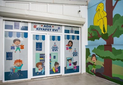 HAYIRSEVERLER İLE ÇOCUKLAR ARASINDAKİ KÖPRÜ: ADA KIYAFET EVİHAYIRSEVERLER İLE ÇOCUKLAR ARASINDAKİ KÖPRÜ: ADA KIYAFET EVİ