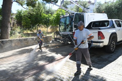 KUŞADASI'NDA TEMİZLİKTE YENİ DÖNEM: “KÜÇÜK DEV” BUCHER GÖREVE BAŞLADI