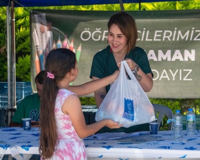 KUŞADASI BELEDİYESİ ÖĞRENCİLERE 122 BİN BESLENME PAKETİ ULAŞTIRDI
