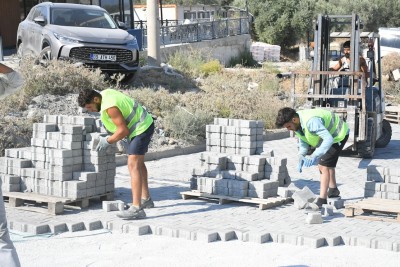KUŞADASI BELEDİYESİ'NDEN DEĞİRMENDERE’DE 6 BİN METREKARELİK YOL MESAİSİ