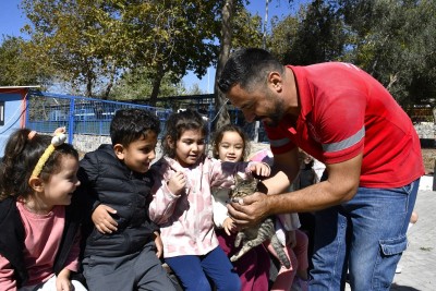 KUŞADASI’NDA ÖĞRENCİLERDEN CAN DOSTLARA ANLAMLI ZİYARET