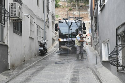 TEMİZ BİR KUŞADASI İÇİN MESAİ DURMADAN DEVAM EDİYOR